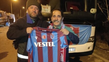Trabzonsporlu depremzedeye bordo-mavili forma hediye edildi