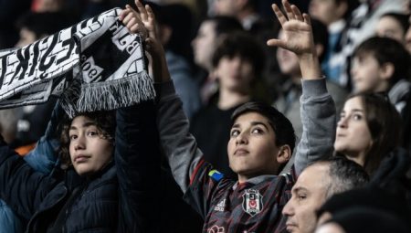 Beşiktaş-Galatasaray maçının biletleri satışa çıkıyor