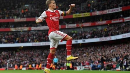 Arsenal 2 maç fazlasıyla yine lider