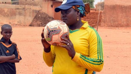 Nijerya’nın ilk kadın antrenörü Fatima Dahiru, eşini kaybetmenin acısını futbolla yendi