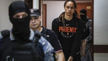 Rusya’yla tutuklu takasında serbest kalan Griner, yıllar sonra maça çıktı