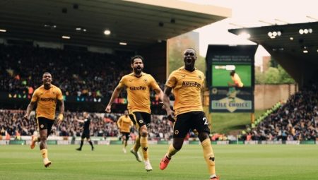 Wolves, evinde Aston Villa’yı geçti